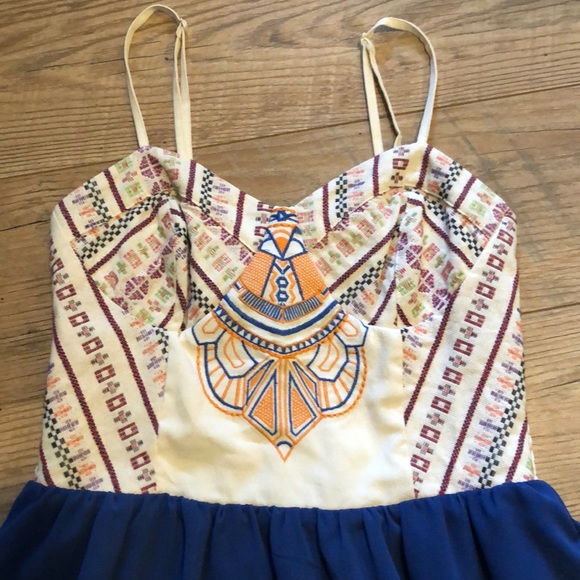 Adorable Dress with BOHO type detail - Picture 2 of 4